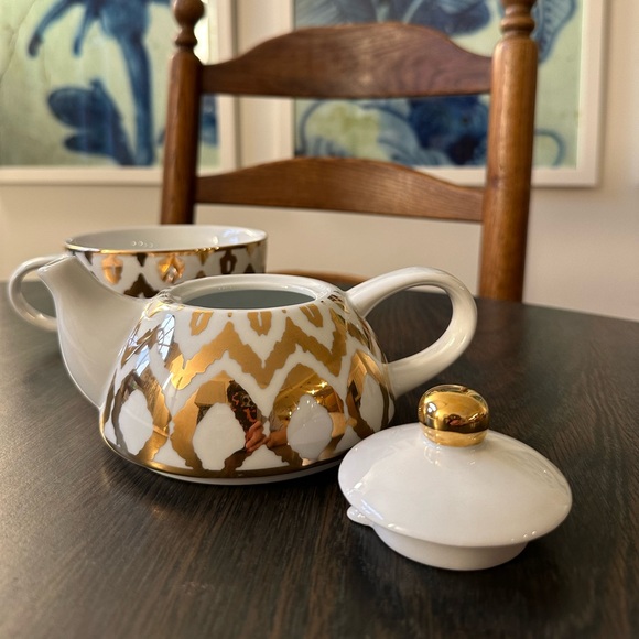 C. Wonder Stackable White & Gold Teapot Limited Edition - Picture 5 of 14